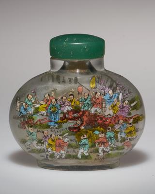 Snuff bottle with dragon dance scenes