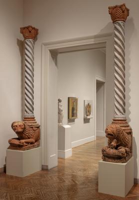 Pair of lions with columns and capitals