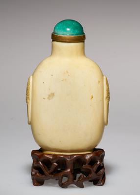 Snuff bottle