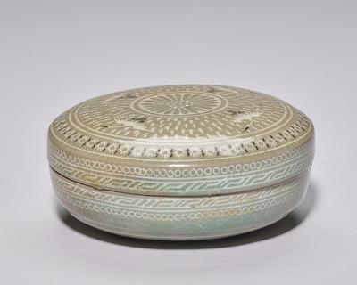 (Covered Cosmetic Box with Carved Decor)