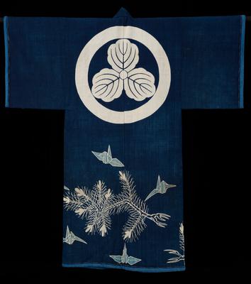 Padded comforter with sleeves (kaimaki) decorated with crest and origami cranes