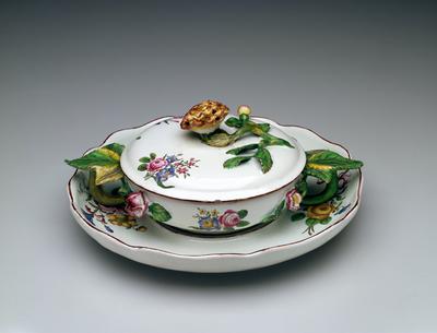 Covered bowl with serving plate